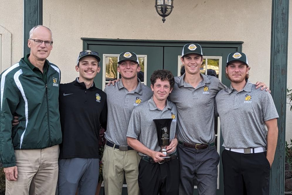 Golf students are posed for a photo with professor linde.