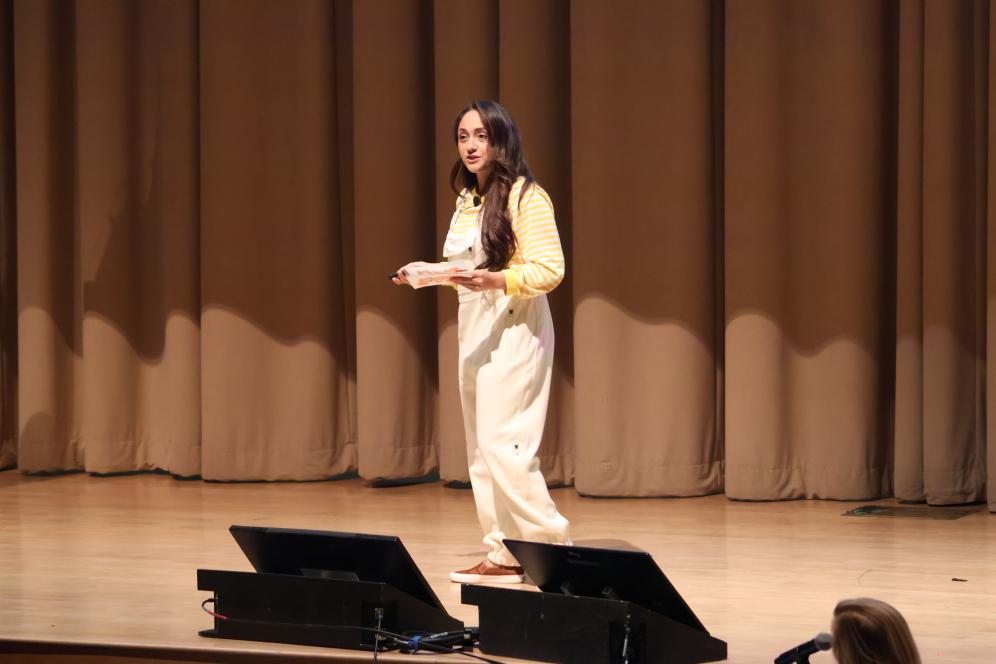 The founder of Spanish Immersion TV is presenting on stage in LSB.